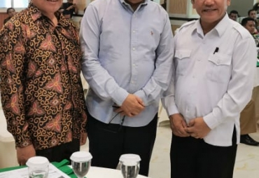 Parlindungan Purba, SH, MH selaku moderator sosialisasi alternatif pembiayaan daerah foto bersama Bupati karo Terkelin Brahmana bersama wakil ketua DPRD Karo Efendi Sinukaban, SE  usai acara.(ist)
