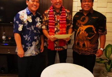 Bupati karo Terkelin Brahmana sebagai saksi dalam serah terima kepengurusan Emaka Ban dari pengurus lama (Agustin Pandia) kepada pengurus baru  (vespa Conggo S Meliala) di Gedung Kenanga Medan