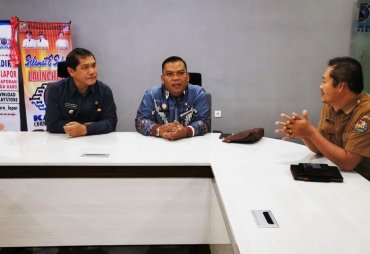 Kementrian dalam Negeri Republik Indonesia melalui Kepala  Fasilitasi Reformasi Birokrasi Sekretariat Jenderal Dr Budi Utomo SIP MSi saat berdiskusi bersama bupati Karo Terkelin Brahmana di Ruang Command Center Kominfo