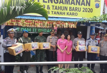 Kapolres Tanah Karo bersama dengan Ibu Bhayangkari Karo melakukan cek pos pengamanan Natal dan Tahun Baru