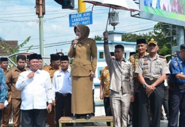Wakil Walikota Bengkulu Patriana Sosialinda bersama FKPD, Kepala Kemenag Kota dan Kepala OPD di Lingkungan Pemerintah Kota Bengkulu melepas peserta pawai taaruf Musabaqah Tilawatil Quran (MTQ) ke XXXIII