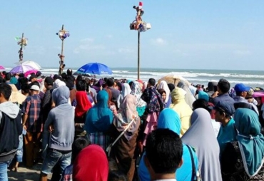Memperingati Hari Ulang Tahun RI ke 72 Pemerintah Provinsi Bengkulu menggelar lomba panjat pinang di Pantai Panjang, Minggu (20/8/2017)
