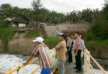 Nelayan Tergulung Ombak Saat Berlayar