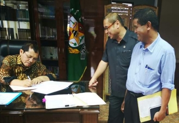 Bupati Karo Terkelin Brahmana menandatangani SK pemberhentian Dirut PDAM Tirta Malem Kabupaten Karo dan pengangkatan Plt Willem Peranginangin di ruang kerja bupati.