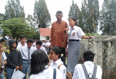 Saat ratusan Siswa SMA Negeri 1 Tiganderket melakukan orasi di halaman sekolah