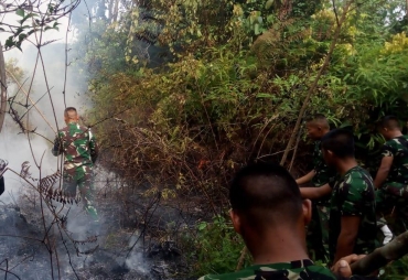 Personil Kodim 0313/KPR Bantu Padamkan Api Kebakaran
