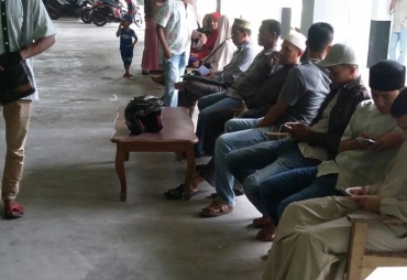 masyarakat yang sedang melakukan pembuatan KTP