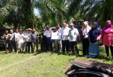 Tampak Perangkat Desa Foto Bersama