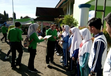 Pembagian hadiah oleh Kadinkes Provinsi Bengkulu ke pesenam terbaik