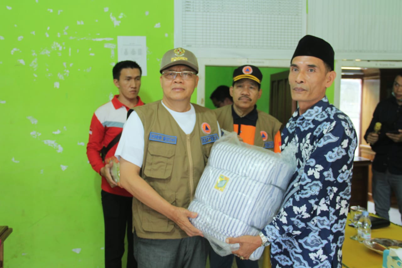 128 KK Terdampak Banjir Terima Bantuan Gubernur Rohidin