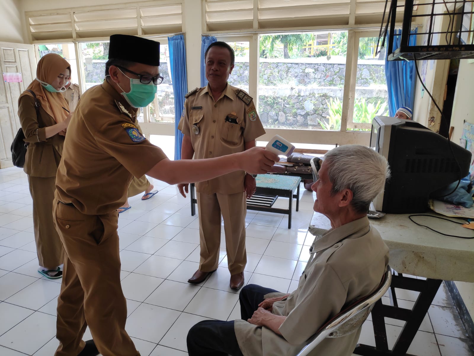 Antisipasi Corona Dinsos Cek Suhu Tubuh Penghuni Panti Jompo
