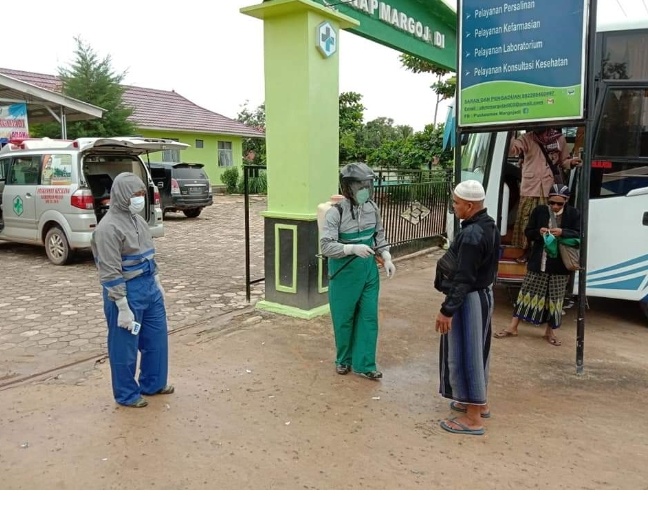 Antisipasi Corona Camat dan Polsek Mesuji Timur Semprot Disinfektan Bus