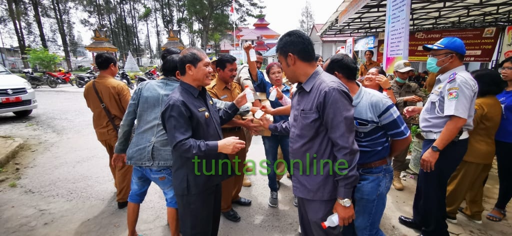 Dinas Pertanian Karo Bagikan Handsanitizer Racikan