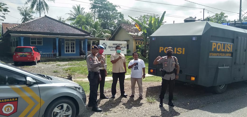 Water Canon Polres Tubaba Semprot Disinfektan Perkantoran