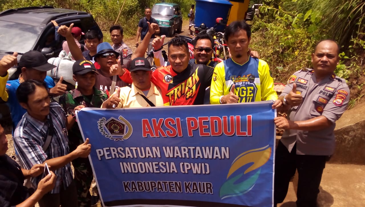 Kpaolres dan PWI Kaur serahkan Baksos Tanah Retak