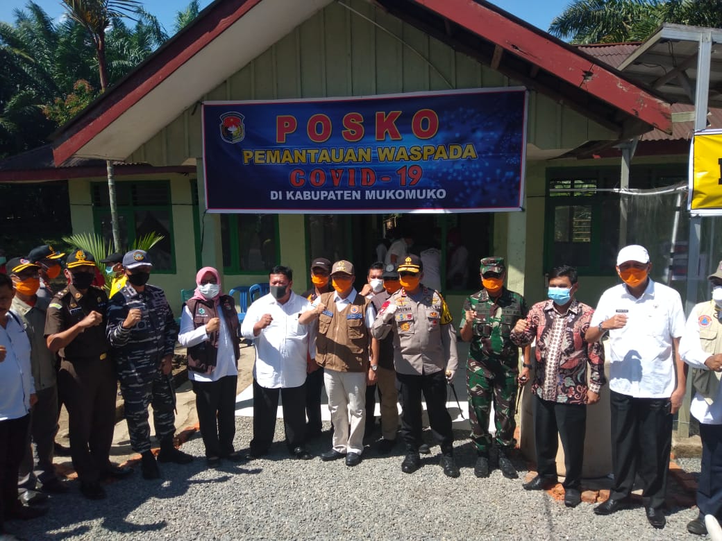 Tinjau Posko Perbatasan Muko muko-Sumbar Gubernur Rohidin Minta Kesehatan dan Logistik Petugas Diperhatikan