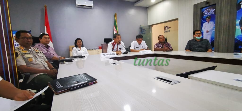 Kadis Kesehatan drg Irna Safrina Br Sembiring Meliala didampingi Bupati Karo Terkelin Brahmana memberi penjelasan melalui teleconfrense