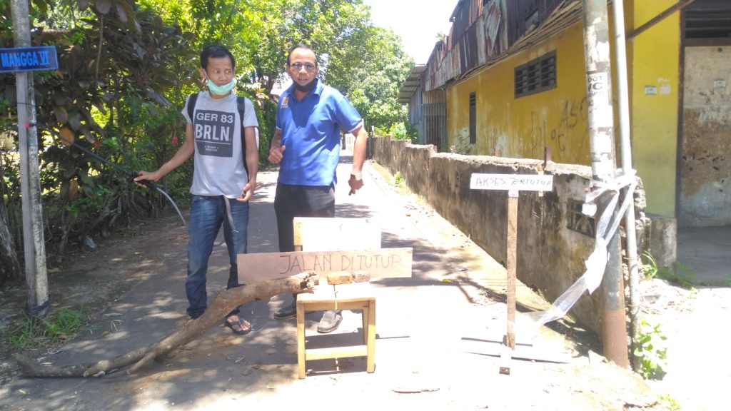 Warga RT 21 Kelurahan Lingkar Timur Lakukan Lockdown