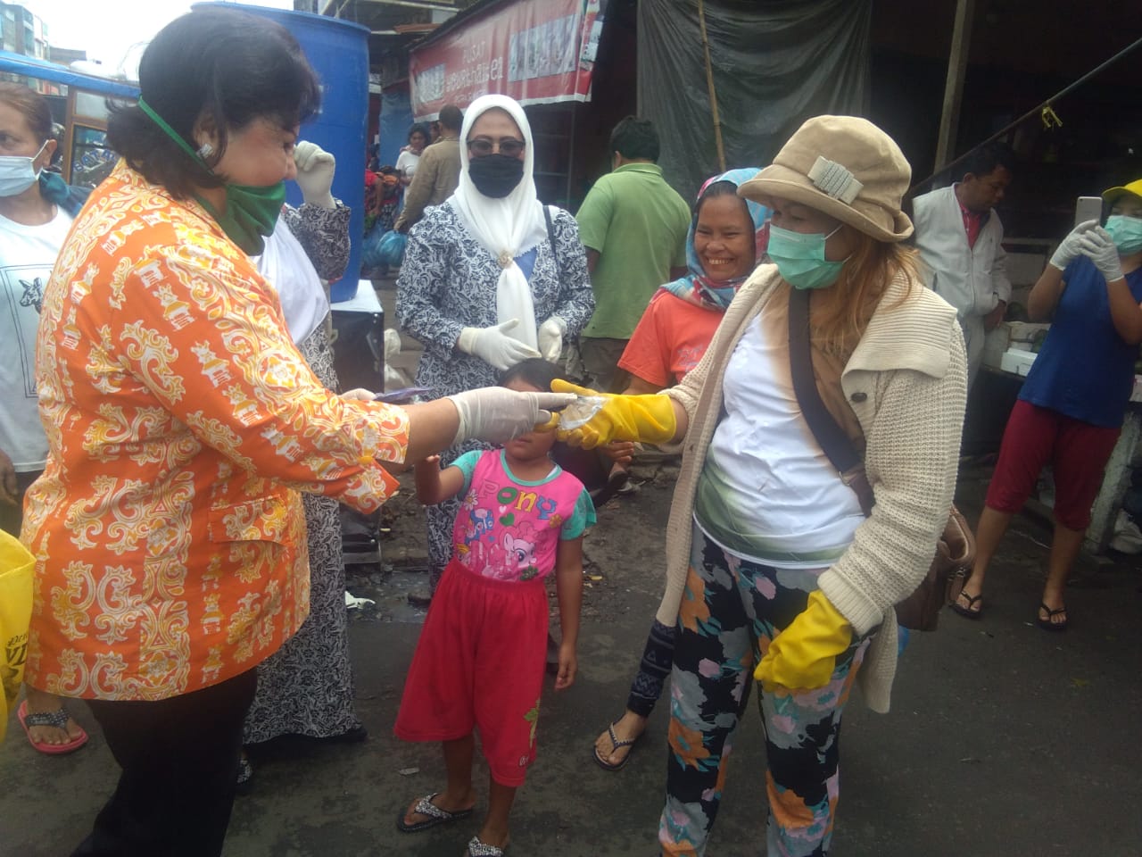 Wakil Bupati dan IBI Karo Bagikan Masker di Pasar Kabanjahe dan Berastagi 