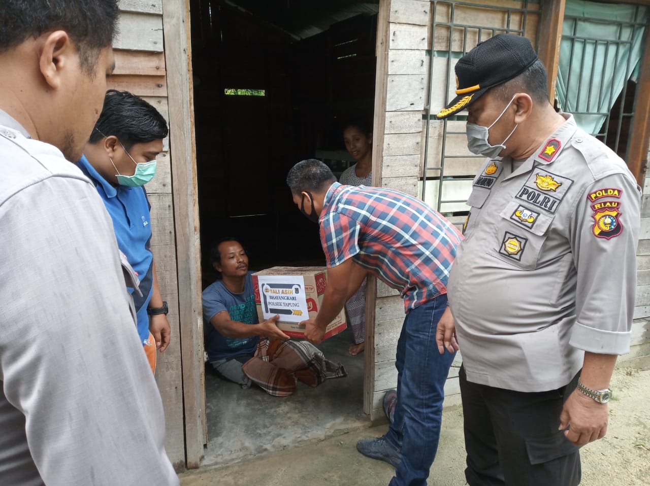 Dukung Social Distancing Polsek Tapung Distribusikan Bantuan Sembako