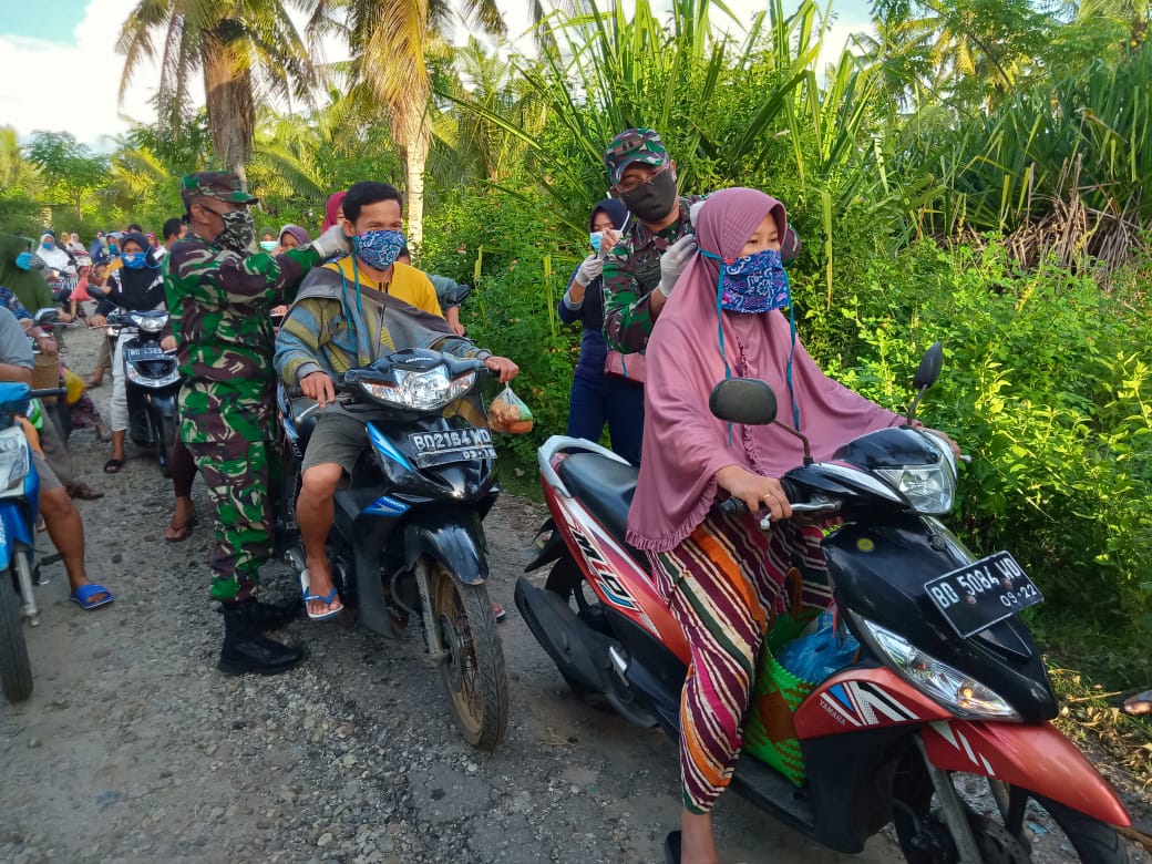 Antisipasi Corona Dandim 0408/BS-Kaur Bagikan Masker dan Handsanitizer