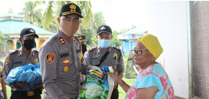 Kapolres Muko-muko Salurkan Sembako ke Masyarakat