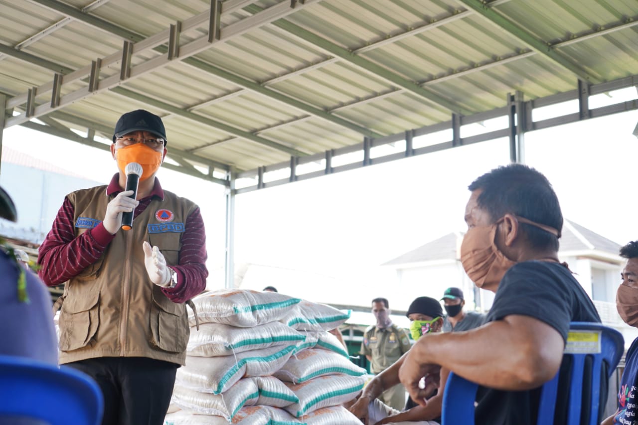 Serahkan Bantuan Gubernur Rohidin Dialog dari Hati ke Hati Bersama Warga