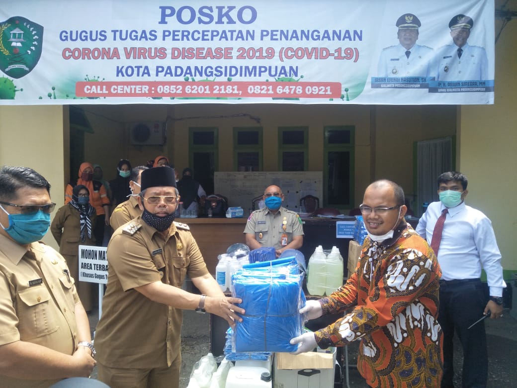 Iskan Qolba Lubis Sumbang Alkes Penanganan Covid-19 di Sidimpuan
