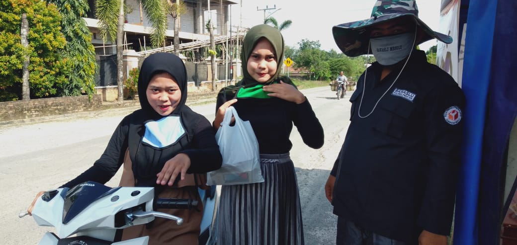 Bawaslu Mesuji Gelar Bagi-bagi Masker