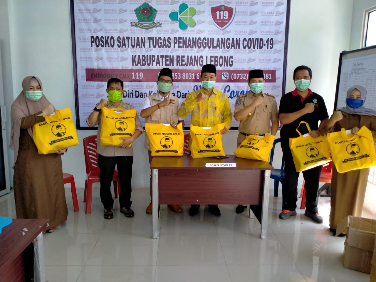 Anggota DPR RI M Saleh Bagikan Tiga Ratusan APD di Rejang Lebong