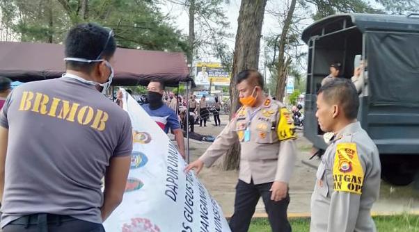 Bantu Penuhi Kebutuhan Pangan Masyarakat TNI-Polri dan BNPB Dirikan Dapur Umum