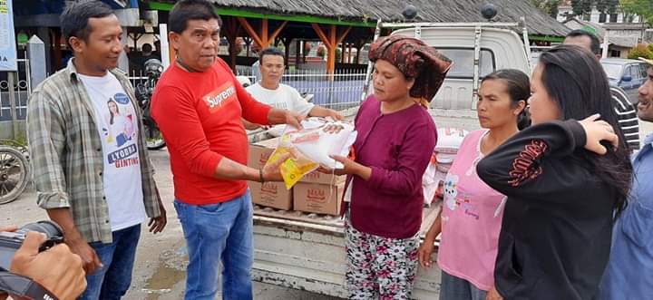 Bob Andika Bagikan Sembako Gratis di Jamburta Ras Berastagi