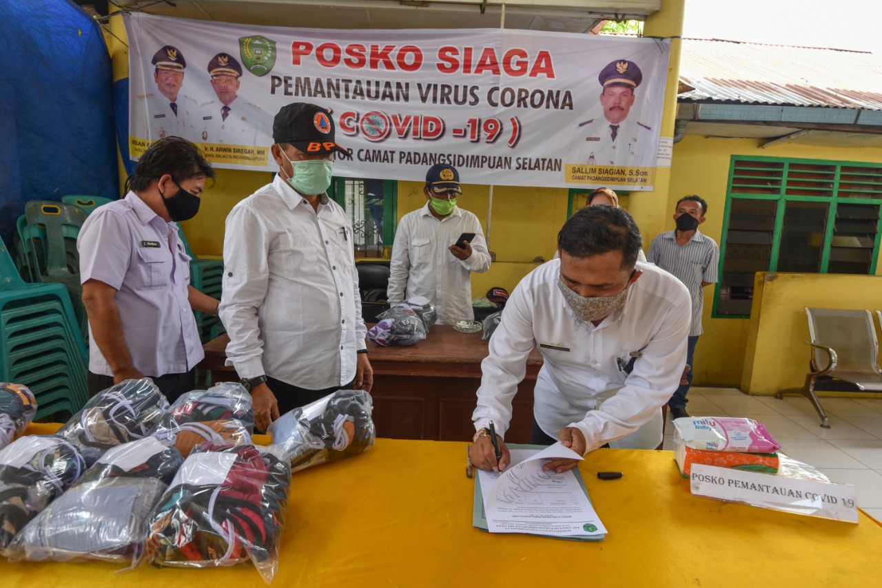 Cegah Covid-19 Kecamatan Sidimpuan Selatan Bagikan Masker