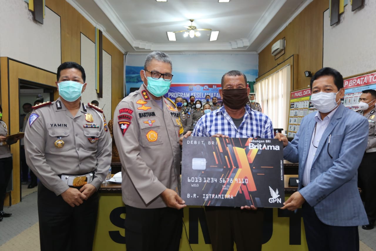 Kapolda Sumut Serahkan Bantuan Sosial Dari Presiden RI