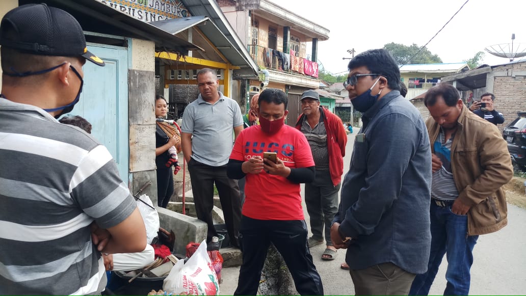 Anggota DPRD Kabupaten Karo Doddi Sinuhaji saat memberikan bantuan kepada Korban kebakaran di Desa Gurusinga