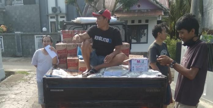 Ketua RT 23 Pinang Mas Bagikan Sembako dari Pemkot