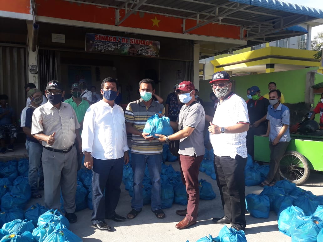 Ketua PPTSB Provinsi Riau Bagikan Sembako kepada Anggota
