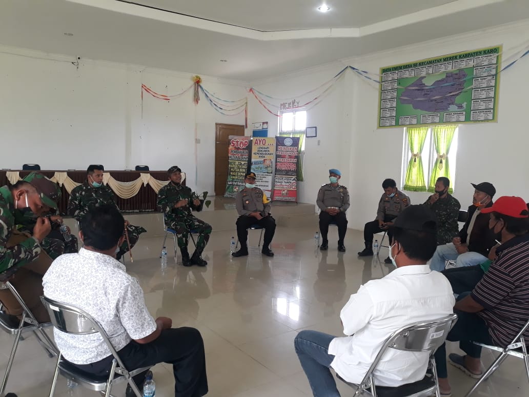 Danbrigif 7/RR Kolonel Inf Agustatius Sitepu didampingi Dandim 0205/TK Letkol Inf Taufik Rizal dan Kapolres Tanah Karo AKBP Yustinus Setyo saat proses mediasi antara oknum TNI dan oknum pemuda desa Selasa (21/4/2020) di Aula Camat Merek