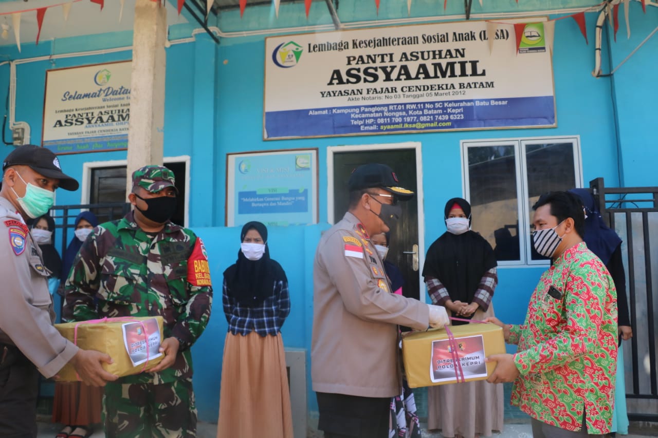  Polda Kepri Berikan Bantuan Paket Sembako