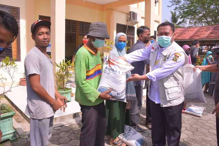 Bupati Kampar Serahkan Bantuan ke Kelurahan Langgini