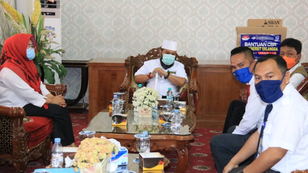 PT Penerbit Erlangga Beri Bantuan Untuk Warga Melalui Walikota Bengkulu