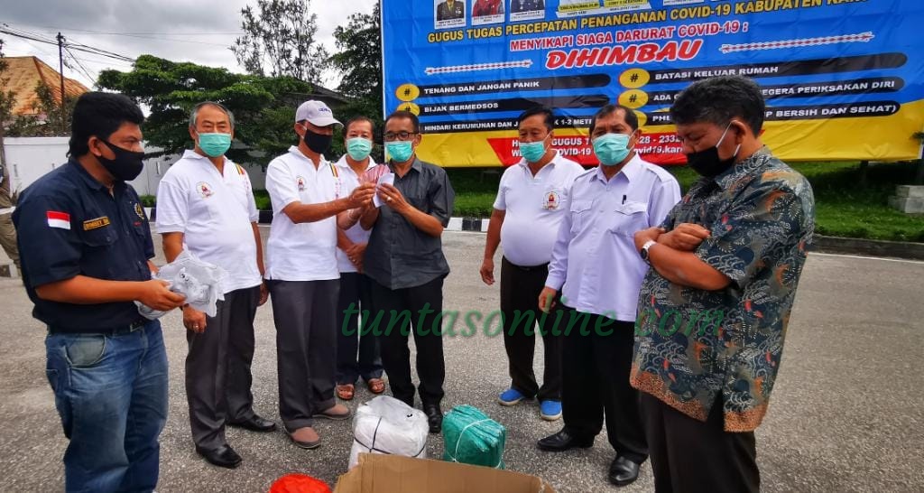 Bupati Karo Terkelin Brahmana selaku Ketua Gugus Tugas Percepatan Penanganan Covid-19 didampingi Ir Martin Sitepu dan Direktur RSU Kabanjahe dr Arjuna Wijaya SpP menerima bantuan APD dari Penasehat Majabumi Kabupaten Karo