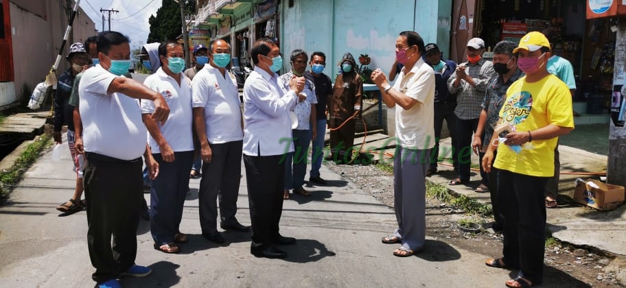 Bupati Karo Terkelin Brahmana menyempatkan singgah di posko pencegahan Covid Jalan Kampus UKA Kabanjahe