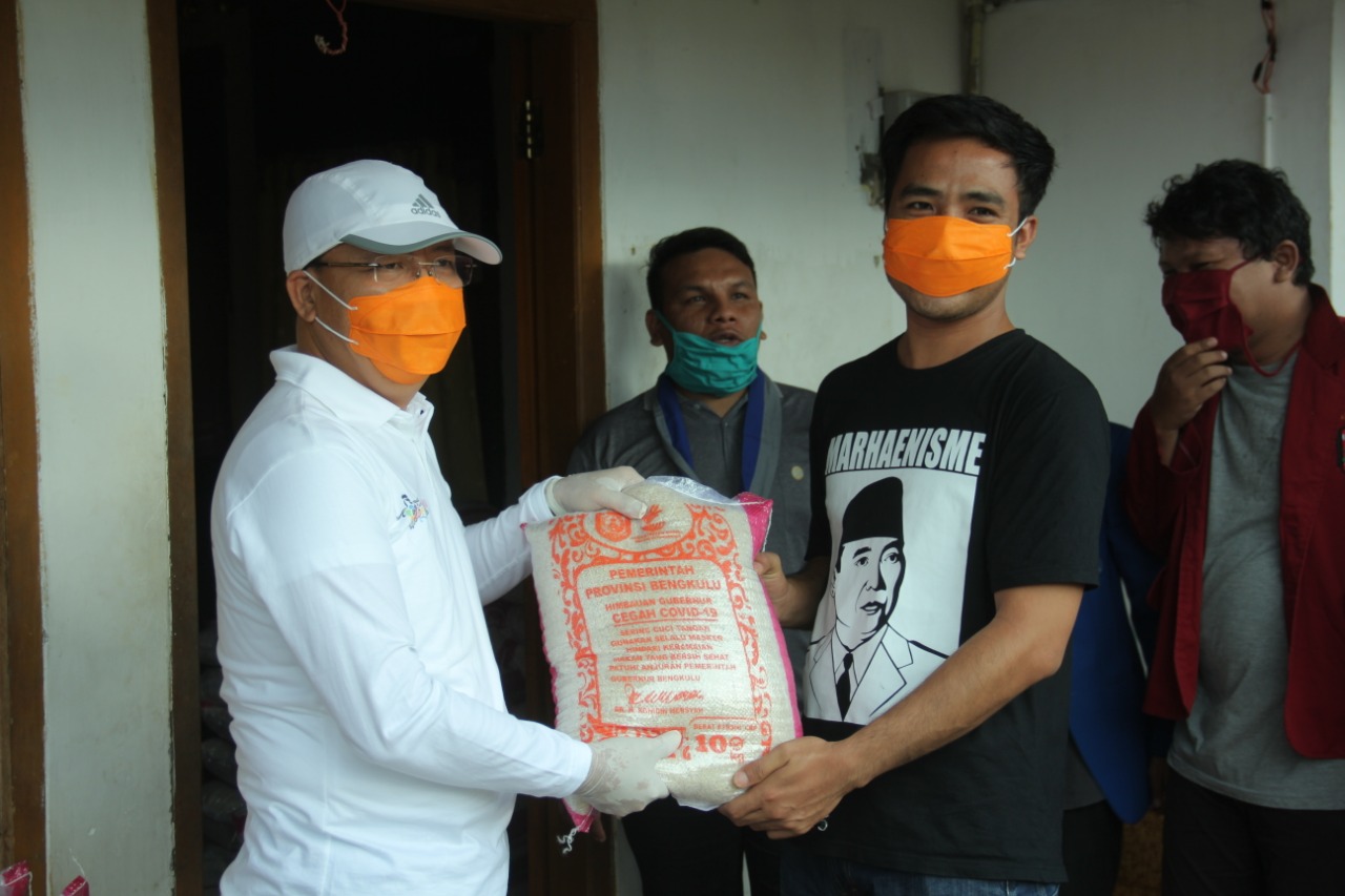 Bantu Mahasiswa Perantau di Bengkulu Gubernur Rohidin Salurkan 583 Karung Beras