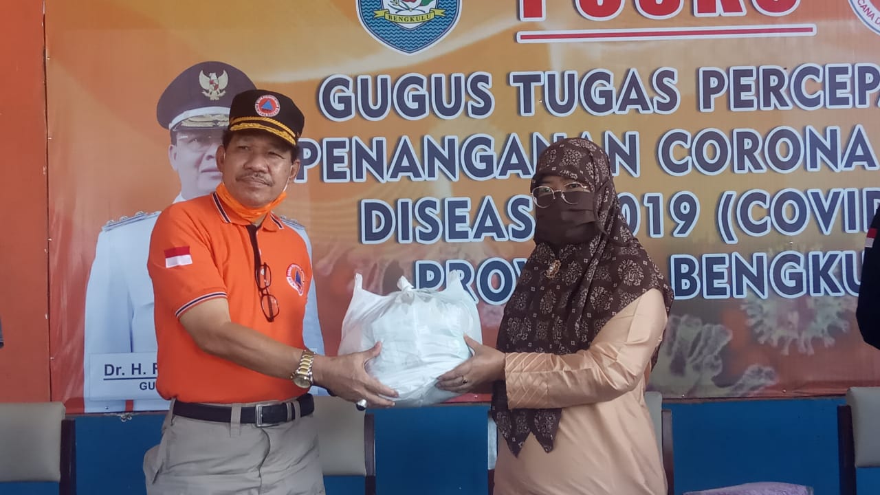 DLHK Salurkan Bantuan Sembako Melalui Posko Covid-19