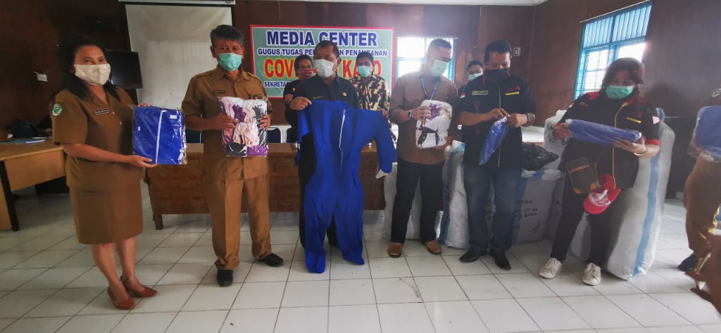 Sumbang APD Pengusaha Dukung Pemkab Karo Lawan Covid-19