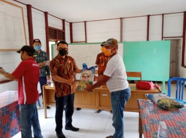 Distan Seluma Salurkan Bantuan Benih Padi ke Poktan 