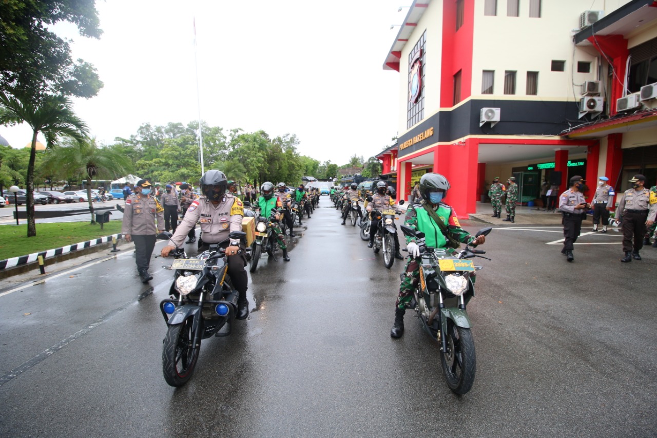 TNI–POLRI Beri Bantuan Sembako Kepada Masyarakat