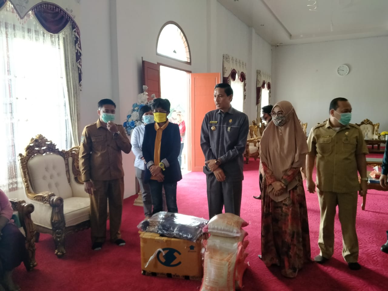 Sikapi Dampak Corona Bupati Gusril Salurkan Bantuan Beras