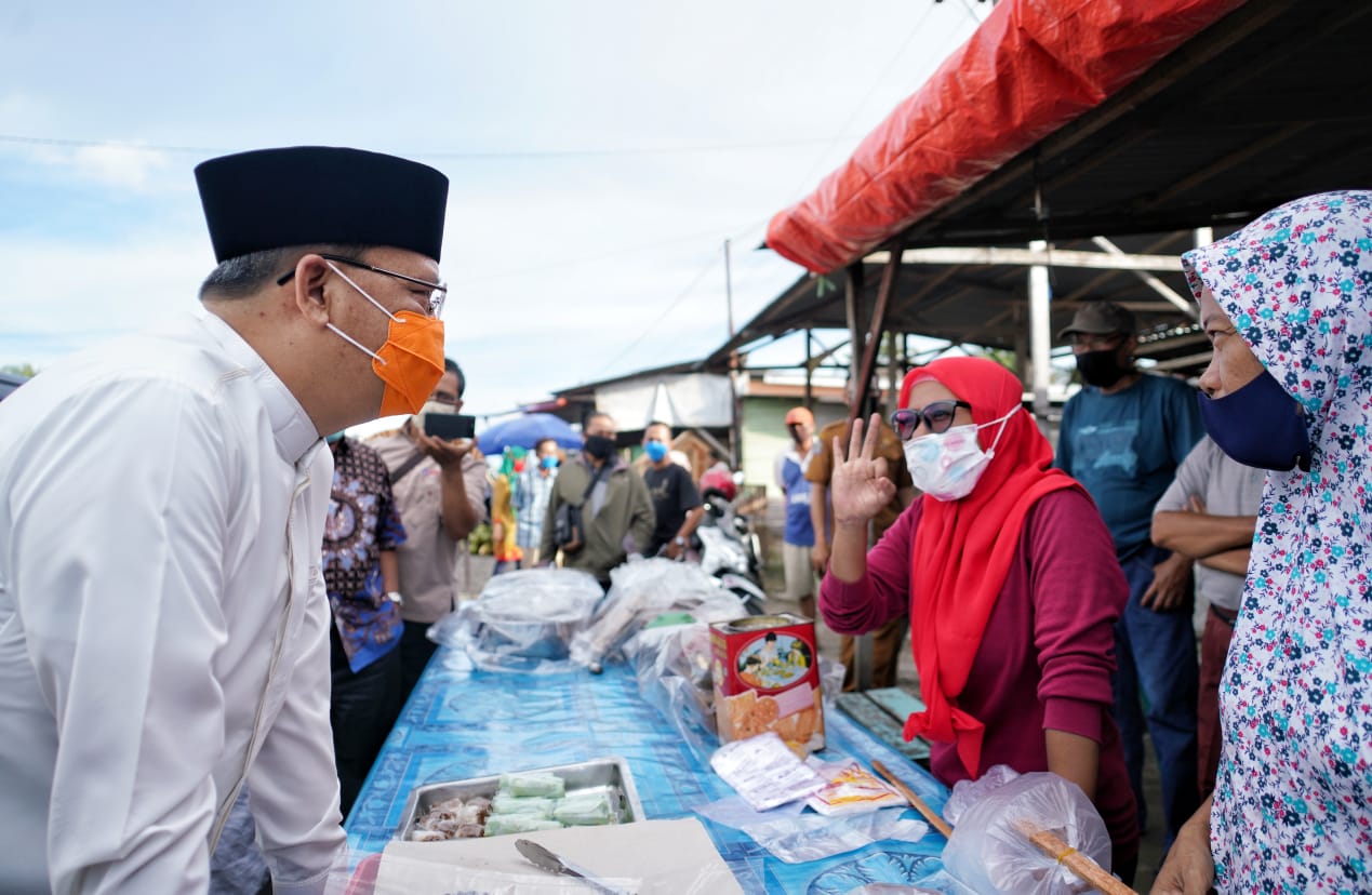 Dagangan Diborong Gubernur Rohidin Pedagang Kecil Larut Dalam Kebahagiaan